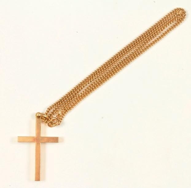 Croix-pendentif en or 18K (750 ‰), coulissant sur une chaîne en or 18K. Poids : 25,6 g