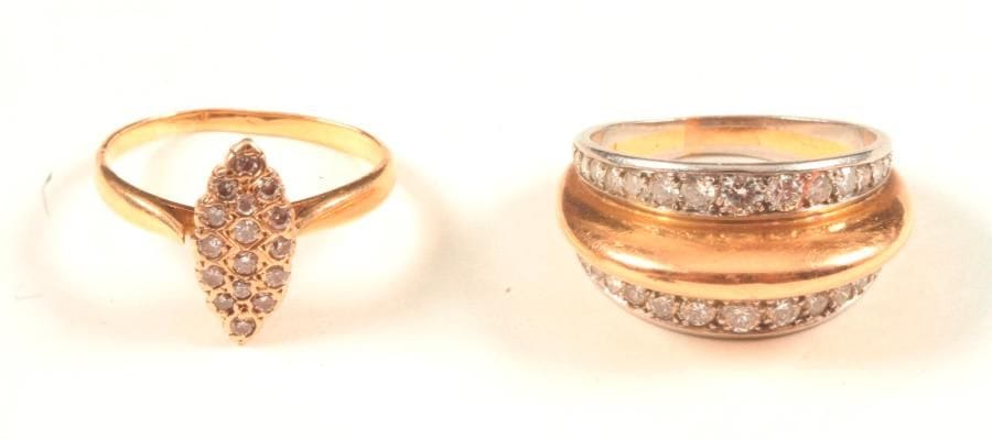 Bague en deux tons d'or 18K (750 ‰) ET PLATINE , ornée d'un godron central entre deux lignes de diamants de taille croissante. Tour de doigt : 53/54. On joint une petite bague marquise pavée de diamants.
Poids brut : 10,2 g (déformation)