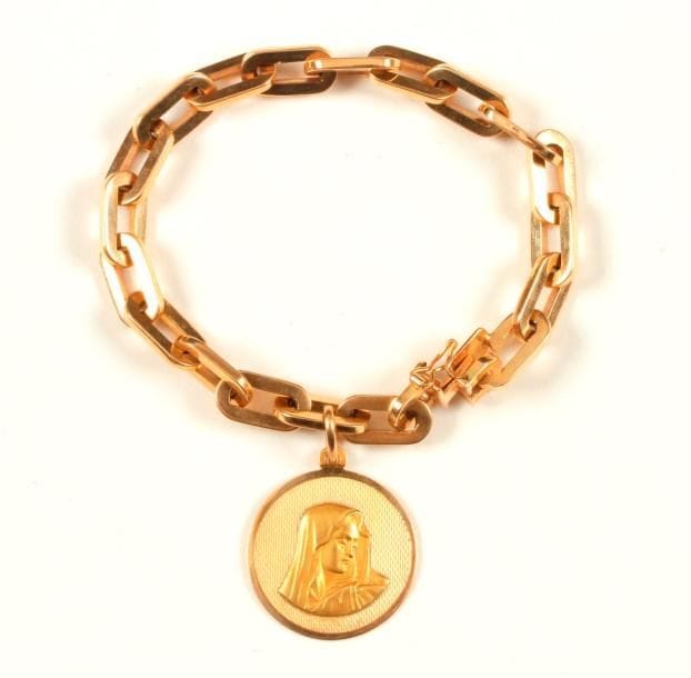 Bracelet en or 18K (750 ‰), maillons ovales, retenant en pampille une médaille en or 18K. 
Poids : 34,5 g