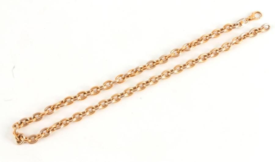 Collier en or 18K (750 ‰), articulé de maillons ovales lisses ou guillochés. Longueur : 51 cm environ. 
Poids : 27,5 g