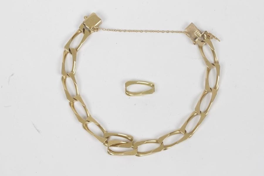 Bracelet en or 18K (750 ‰), maillons gourmette. 
Poids : 25 g (on joint un maillon supplémentaire)