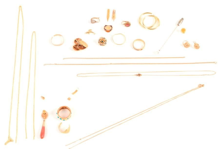 Lot de bijoux et bris d'or 18K (750 ‰). Poids brut : 40,3 g (on joint un pendant d'oreille et une chaîne en métal doré)