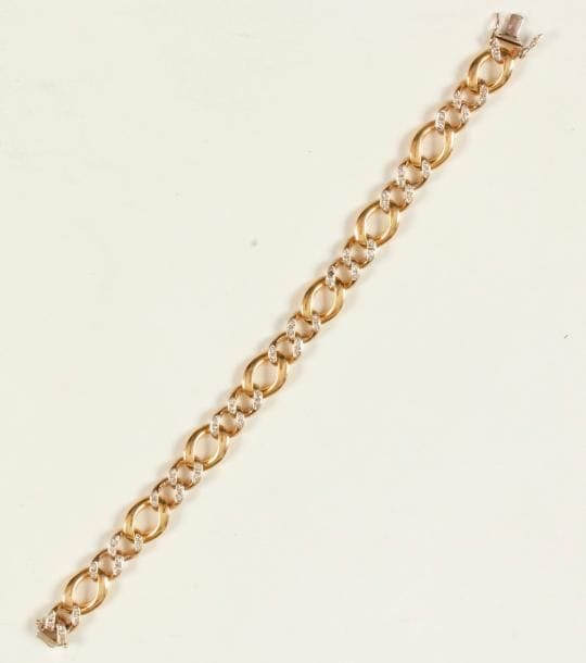Bracelet en or 18K (750 ‰), articulé de maillons ovales dont certains, plus petits, sertis de diamants. Longueur : 21,5 cm environ. Poids brut : 47,5 g