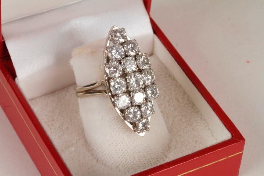 Bague marquise en fils de platine et d'or gris 18K (750 ‰), sertie de 15 diamants de taille brillant pesant ensemble environ 3 cts. Tour de doigt : 49/50. Poids brut : 9,8 g 