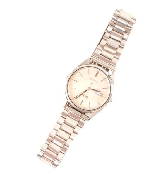 SEIKO. Montre bracelet d'homme en acier (bracelet de marque ZRC). Alarme quartz, jour date à 3 H. Cadran argenté, aiguilles bâton, calibre seiko 5C23A.
Pile à changer.