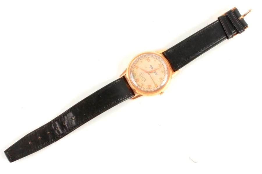 MOVADO. Montre bracelet d'homme en or 18K (750 ‰). Modèle Calendomatic, automatique, jour date mois, trotteuse centrale. Cadran argenté, calibre C.225 M, échappement à ancre, spiral Breguet. 
Poids brut : 47,2 g
Etat moyen, ne fonctionne pas, à réviser.