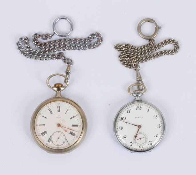 Lot de deux montres de poche en métal. Une montre OMEGA au cadran accidenté, une montre ZENITH, boitire métal chromé, fond de boîte rayé.
On joint 2 chaîne giletière en métal.