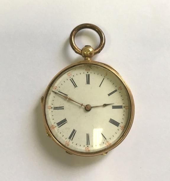 Montre de col en or 18K (750 ‰)
Diam. : 3 cm
Poids brut : 26 g
(accidents)