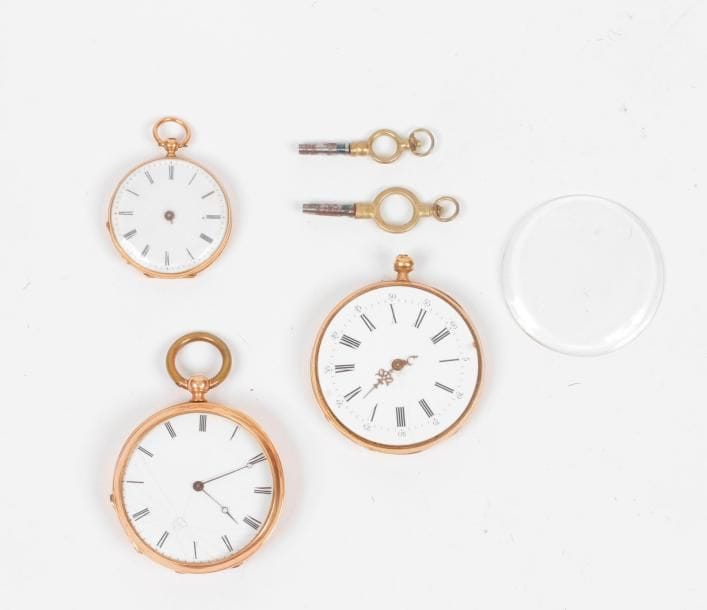 Lot de 3 montres de poche en or 18K (750 ‰). 
Poids brut : 121 g
(accidents, manques).
On joint 2 clés de montre en métal.