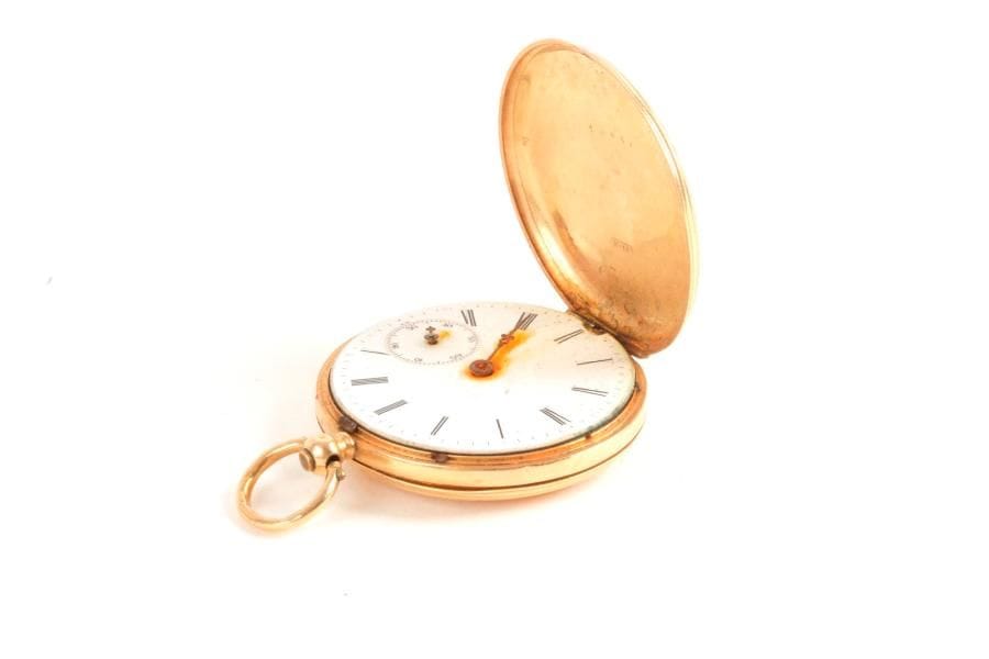 Montre de col en or 18K (750 ‰). Fond gravé de guirlandes et feuillages.
Poids brut : 28,2 g
(oxydée)