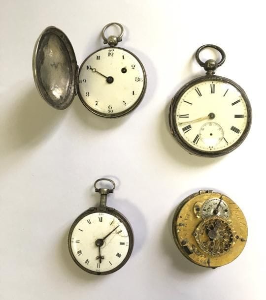 Lot de 3 montres :
- Montre à coq anglais XVIII en argent, cadran émail fèlé, aiguilles en acier d'époque. Manque la lunette fonctionne
- Montre à coq anglaise en argent à chaîne, échappement ancre. Cadran émail, chiffres romains, trotteuse à 6H. Manque la trotteuse et l 'aiguille des heures
- Montre savonnette à coq en argent signée Adeline horloger à Caen, n ° 3396. Cadran émail blanc, chiffres arabes. Fond de boîte avec un petit trou, manque une aiguille
On joint un mécanisme de montre à coq français en  mauvais état. 
Poids brut : 256 g 
