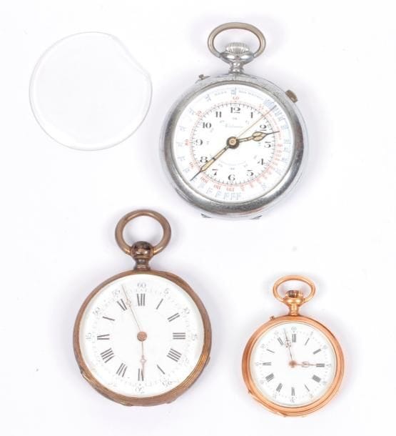 Lot de 3 montres :
- Montre de col en or 18K (750 ‰)
Poids brut : 32 g
- Montre à gousset en argent
Poids  brut : 73 g
- Chronomètre en métal chromé (verre cassé)
