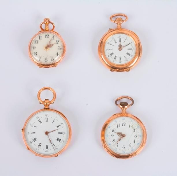Lot de 4 montres de col en or 18K (750 ‰).
Poids brut : 89, 6 g