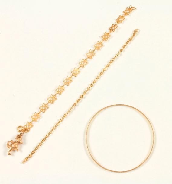 Lot de trois bijoux en or 9K (375 ‰) et 14K (585 ‰).
Poids : 11 g