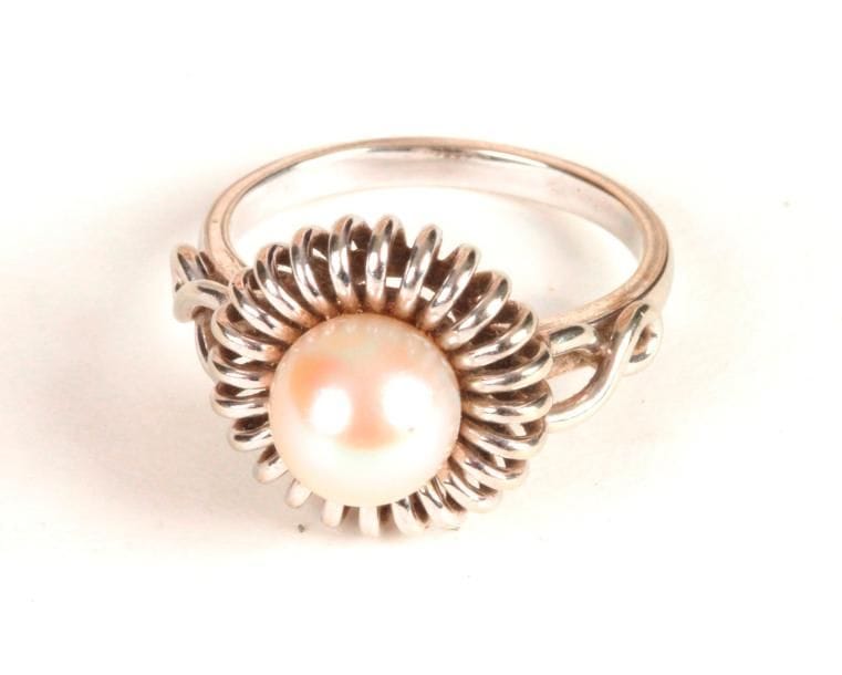 Bague en or gris 18K (750 ‰), ornée d'une perle de culture. Tour de doigt : 52. 
Poids brut : 5 g