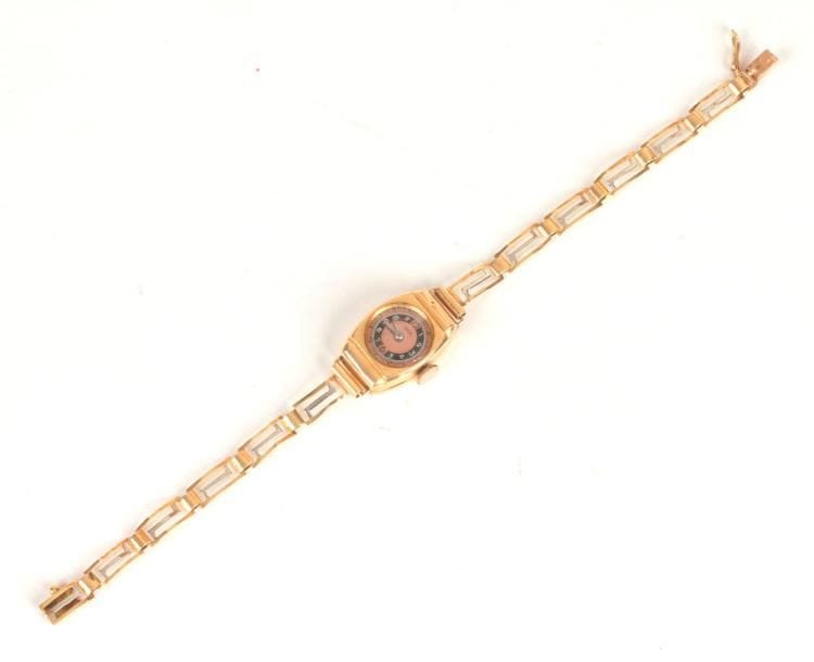 Montre de dame en or 18K (750 ‰), cadran oblong, bracelet en or 18K, maillons rectangulaires. 
Poids brut : 9,5 g (mouvement à réviser)