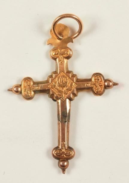 Croix pendentif en or 18K (750 ‰). Travail français, poinçon pour Paris 1819-1838. 
Poids : 2,4 g (accident)