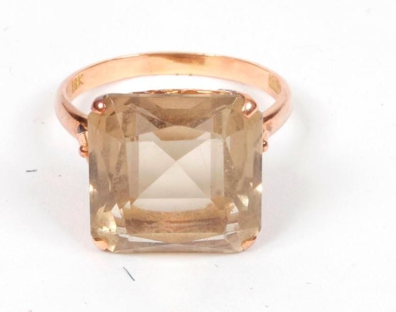 Bague en or 18K (750 ‰), ornée d'un quartz fumé. 
Poids brut : 6 g