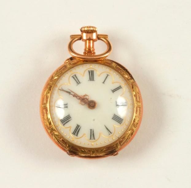 Montre de col en or 18K (750 ‰), le revers orné d'un trèfle à 4 feuilles serties de diamants. Travail français régional antérieur à 1914. 
Poids brut : 12,3 g