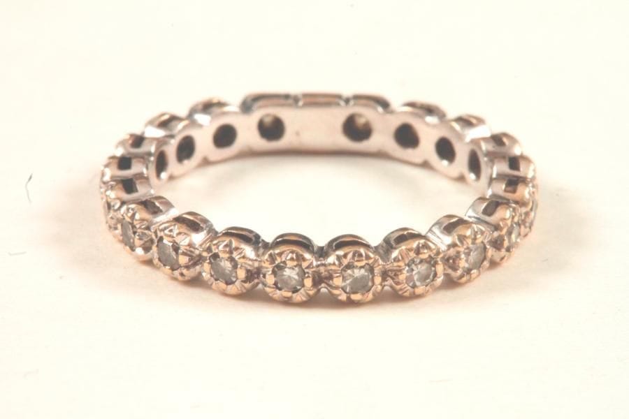 Alliance américaine en or gris 18K (750 ‰), serti de diamants de taille 8/8. Tour de doigt : 53. 
Poids brut : 3,3 g (réparation)