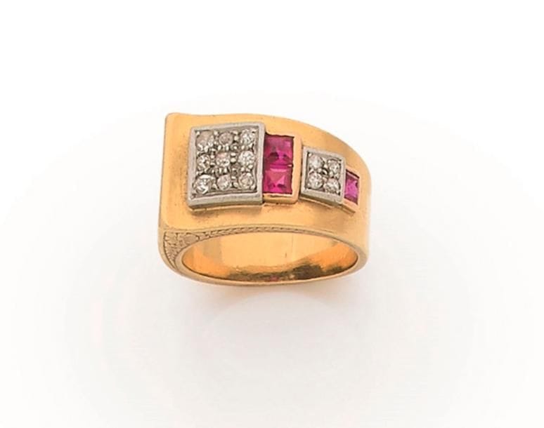 Bague asymétrique en or 18K (750 ‰), ornée de diamants ronds sur platine et de rubis synthétiquues calibrés, la tranche de l’anneau gravée de fleurs. Travail des années 1940. Tour de doigt : 54. 
Poids brut : 11,9 g