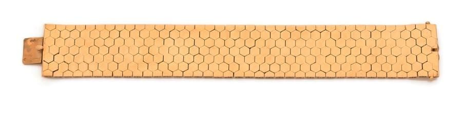 Bracelet ceinture en or 18K (750 ‰), maillons nids d’abeilles. Travail des années 1960. Dimensions : 2,8 x 19,7 cm environ. 
Poids : 72,8 g