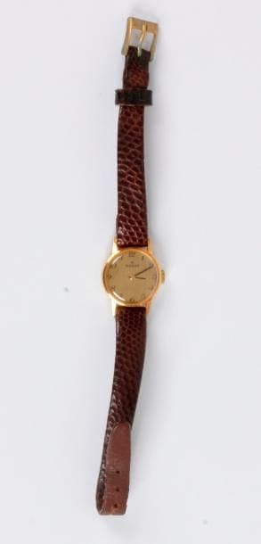 TISSOT. Montre de dame en or 18K (750 ‰), cadran rond, index chiffres arabes, mouvement mécanique. 
Poids brut : 12,3 g (mouvement à réviser)