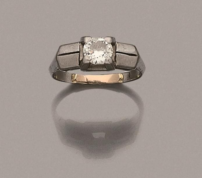 Bague en PLATINE, ornée d’un diamant rond. Tour de doigt : 52.
Poids brut : 5,1 g (chocs)