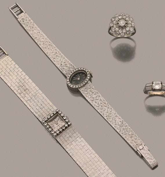 FAVRE-LEUBA. Montre de dame en or gris 18K (750 ‰), cadran ovale serti de diamants, fond satiné gris, index batons, bracelet ruban en or gris 18K à l’effet du lamé, mouvement mécanique. Numérotée. Dans son écrin. Longueur : 16 cm environ. 
Poids brut : 32,2 g (mouvement à réviser)