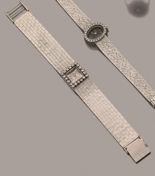 Montre de dame en or gris 18K (750 ‰), cadran carré serti de diamants, bracelet ruban souple en or gris 18K (750 ‰) satiné, mouvement mécanique. Longueur : 15,5 cm environ. 
Poids brut : 56,2 g (on joint deux éléments pour allonger le bracelet, mouvement à réviser)