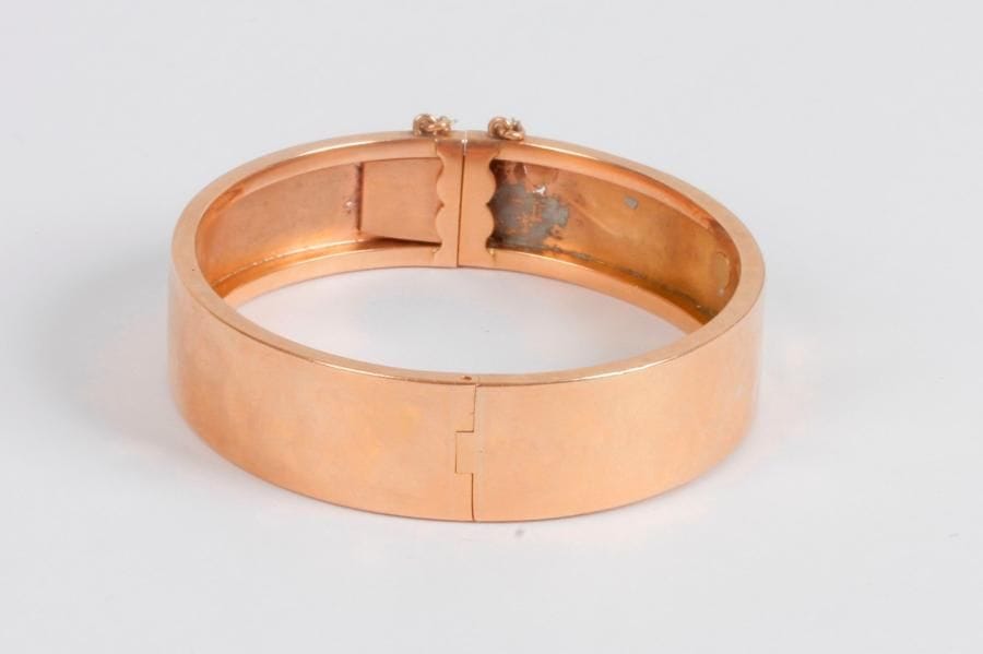 Bracelet en or 18K (750 ‰) articulé de maillons ovales imbriqués. Longueur : 18 cm environ. 
Poids brut : 15,1 g
