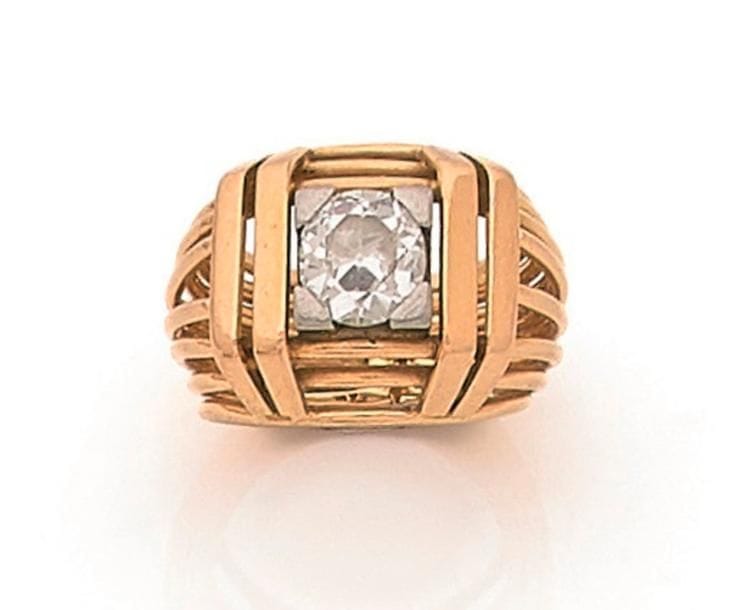 Bague en fils d’or 18K (750 ‰), ornée d’un diamant rond demi-taille serti sur platine. Travail des années 1950. Tour de doigt : 47/48.
 Poids brut : 8 g (choc)