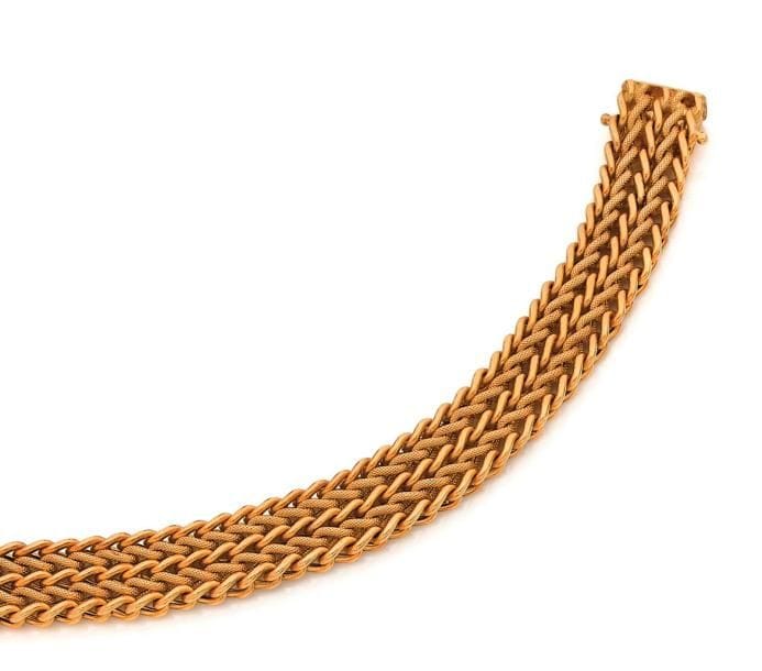 Bracelet ruban souple en or 18K (750 ‰) tressé. Dimensions : 1,4 x 18,5 cm environ. 
Poids : 28,8 g