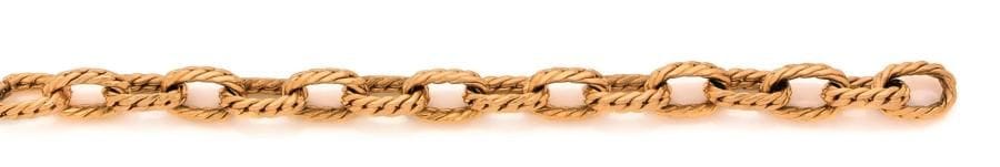 Bracelet en or 18K (750 ‰), articulé de maillons ovales torsadés. Travail français des années 1960. Longueur : 20,5 cm environ. 
Poids : 48,1 g