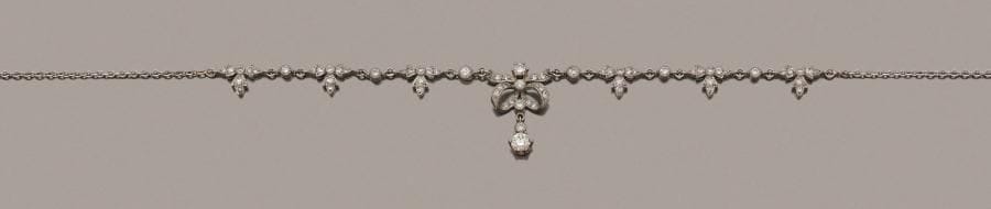 Collier en or gris 18K (750 ‰) et platine, de style guirlande, serti de diamants ronds. Longueur : 40,5 cm environ. 
Poids brut : 10 g