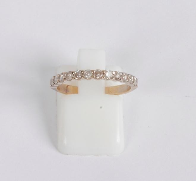 Demi-alliance en or gris 18K (750 ‰), sertie de 12 diamants ronds de taille moderne. Tour de doigt : 53. 
Poids brut : 1,9 g