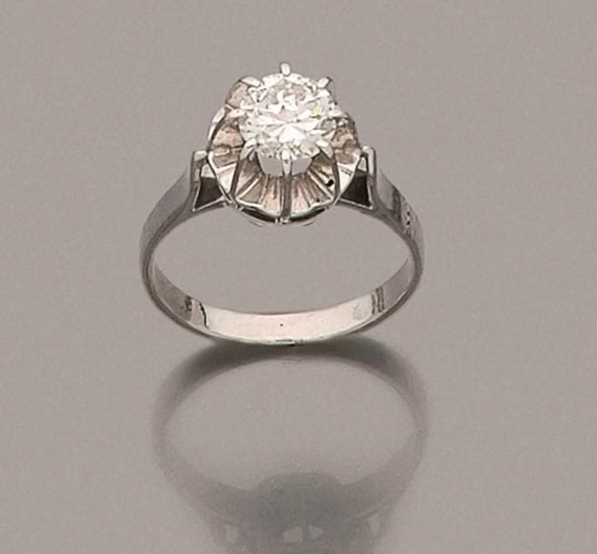 Bague en platine et en or gris 18K (750 ‰), ornée d’un diamant rond demi-taille. Tour de doigt : 53. 
Poids brut : 4,4 g