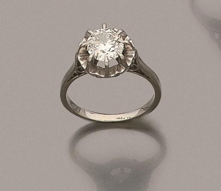 Bague en platine et or gris 18K (750 ‰) sertie d’un diamant de taille ancienne. Tour de doigt : 51. 
Poids brut : 3,4 g