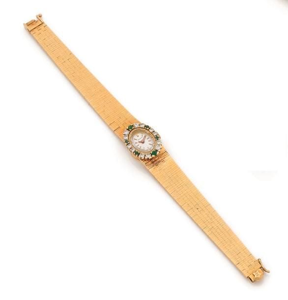 ZENITH. Montre de dame en or 18K (750 ‰), cadran ovale serti de diamants et de pierres vertes, fond satiné, index batons, bracelet ruban en or 18K satiné, mouvement mécanique. Numéro illisible. Longueur : 16,7 cm environ. 
Poids brut : 39,5 g (mouvement à réviser)