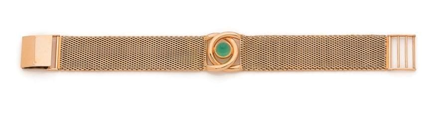 Bracelet ruban en or rose 18K (750 ‰), orné d’un motif noué serti d’une chrysoprase cabochon. Dimensions : 1,5 x 17 cm environ. 
Poids brut : 37,3 g