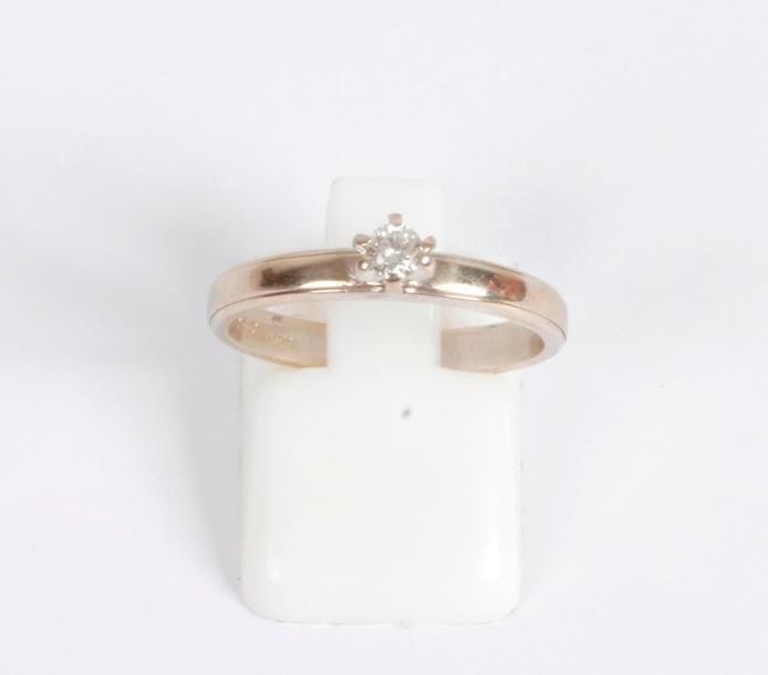 Bague en or gris 18K (750 ‰), ornée d’un diamant rond. Tour de doigt : 54. 
Poids brut : 2,9 g