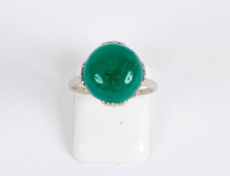 Bague en platine, ornée d’une émeraude cabochon ronde. Tour de doigt : 50. 
Poids brut : 4,4 g