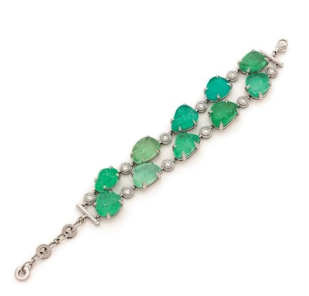 BVLGARI. Bracelet en or gris 18K (750 ‰), articulé de 10 tourmalines cabochons bleues et vertes en camaieu, scandées de diamants sertis clos. Signé et numéroté. Longueur : 17,5 cm environ (au plus court). 
Poids brut : 82,5 g
