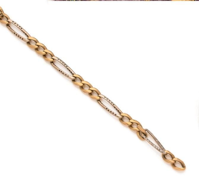 CARTIER. Bracelet maillons gourmette en or jaune 18K (750 ‰), scandés de 4 maillons en or gris sertis de diamants ronds. Signé et numéroté. Dans son écrin. Longueur : 21 cm environ. 
Poids brut : 29,8 g (petit manque)