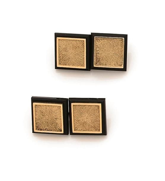 Paire de boutons de manchettes carrés en or jaune 18K (750 ‰) guilloché, ornés d’onyx. 
Poids brut : 11,5 g