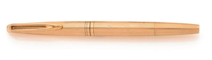 WATERMAN. Stylo plume en or 18K (750 ‰) guilloché et émaillé noir. Signé. Dans son étui. 
Poids brut : 27,7 g (système en métal)
