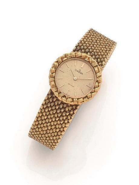 OMeGA. Montre bracelet de femme en or 18K (750‰). Bracelet grain de riz strillé, cadran or avec appliques, aiguilles bâton, cadran légèrement piqué, N°de boîte 131BA7257. Mécanisme Omega calibre 620, fermoir à échelle. 
Poids brut : 59,80 g
À réviser. 
