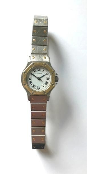 CARTIER. Modèle Santos. N°090708199.
Montre bracelet de femme en or 18K (750‰) et acier. Cadran index appliqués à chiffres romains, mouvement à remontage automatique, bracelet en or 18K et acier avec boucle déployante signée.
Cadran, boîtier, mouvement signés.
Poids brut : 52 g
Certificat et facture.