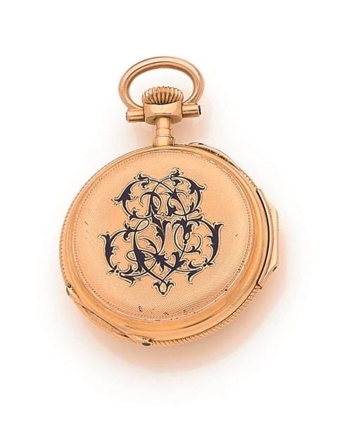 Montre de gousset en or 18K (750‰), le fond chiffré émaillé bleu. Cadran émaillé blanc, chiffres romains pour les heures, arabes pour les minutes.
Poids brut : 30,9 g