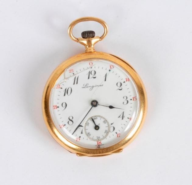 LONGINES. N°2810198. Montre de col en or 18K (750‰). Cadran émail blanc, trotteuse à 6H. Mouvement à remontoir. Boîtier lisse. 
Diamètre : 20 mm
Poids brut : 25 g
Accident au verre et à la charnière.